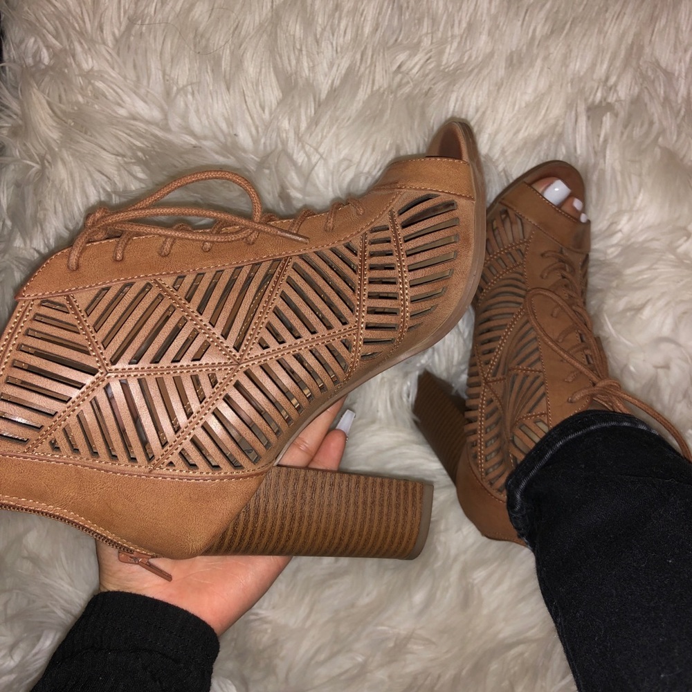Size 7 Laced heel